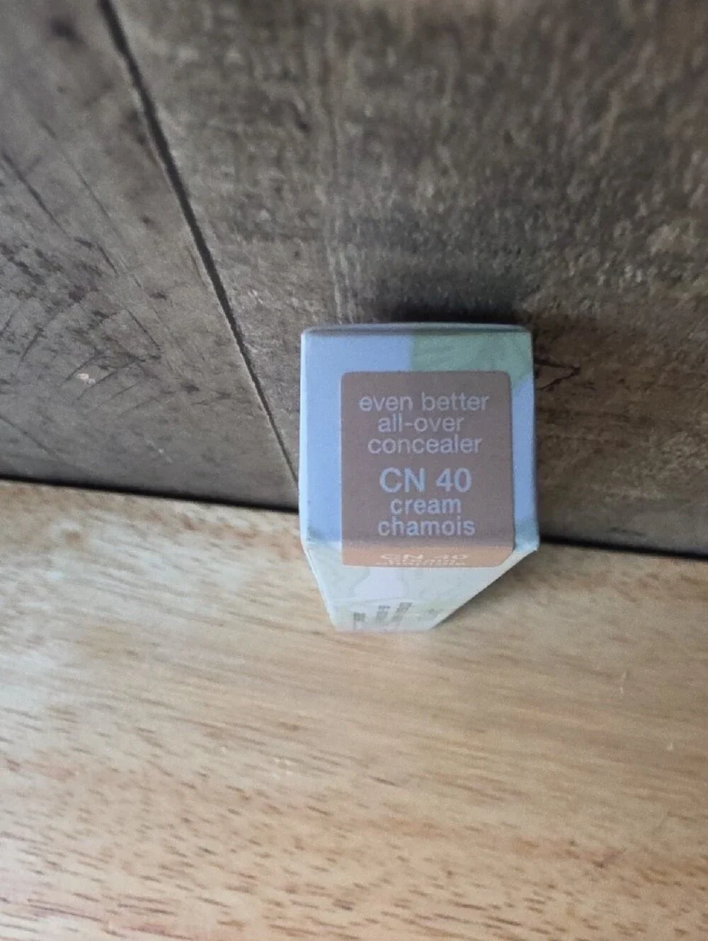 FREE WITH ANY PURCHASE Clinique Concealer + Eraser - Neutral Cream Chamois